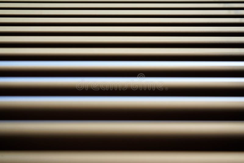 Detail über Linien von metallischen Jalousien, etwas Licht reflektiert sich an, der sichtbare Staub, abstrakter geometrischer Hin lizenzfreie stockfotos Detail über Linien von metallischen Jalousien, etwas Licht reflektiert sich an, der sichtbare Staub, abstrakter geometrischer Hin lizenzfreie stockfotos