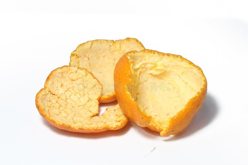 Detailansicht der orangefarbenen Schälsegmente auf einer sauberen weißen Oberfläche stockfotos