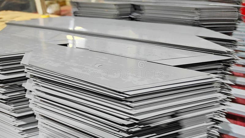 Detailansicht von schön gestapelten Blechen in Fertigungs- oder Industriebereichen. lizenzfreies stockfoto