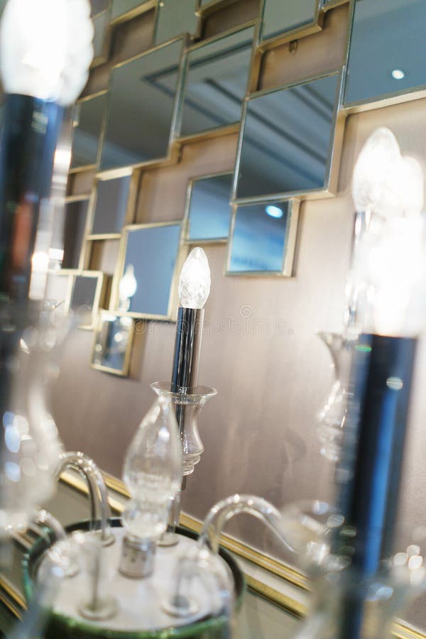 Detaildesign und Innenbeleuchtung - Weißmetallwandlampe in Form von Kerzenständern und Kerzen stockbild Detaildesign und Innenbeleuchtung - Weißmetallwandlampe in Form von Kerzenständern und Kerzen stockbild