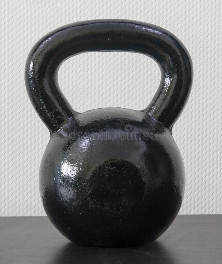 Kettlebell před krep tapeta na dřevěné polici.