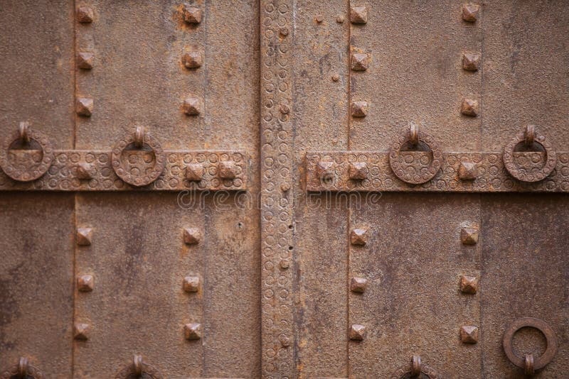 Detaileisentür mit Schmiedenägeln lizenzfreies stockfoto Detaileisentür mit Schmiedenägeln lizenzfreies stockfoto