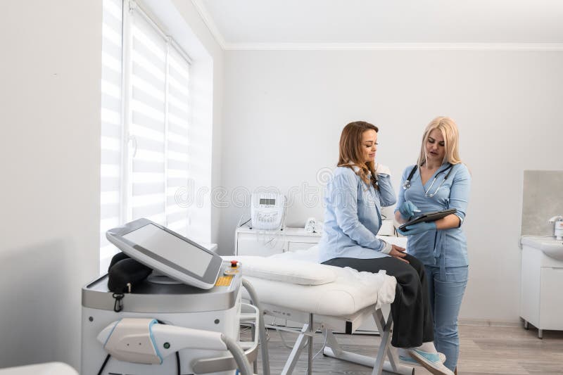 Detalii privind diagnosticul : medicul examinează datele de pe tabletă și explică cu atenție femeii natura royalty free stock photos