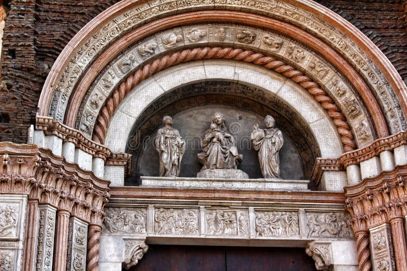 Details einer Kathedralenfassade im Bologna, Italien lizenzfreie stockbilder Details einer Kathedralenfassade im Bologna, Italien lizenzfreie stockbilder