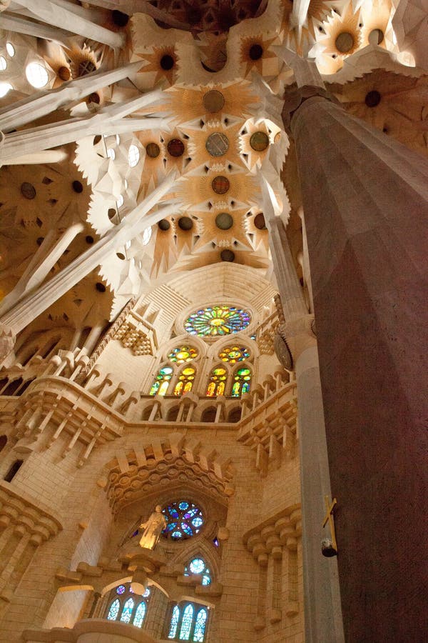 Details van de binnenlandse, unieke kolommen, orde, boogsklptura van thte Sagra DE Familia Cathedral jf Antonio Gaudi stock afbeeldingen Details van de binnenlandse, unieke kolommen, orde, boogsklptura van thte Sagra DE Familia Cathedral jf Antonio Gaudi stock afbeeldingen