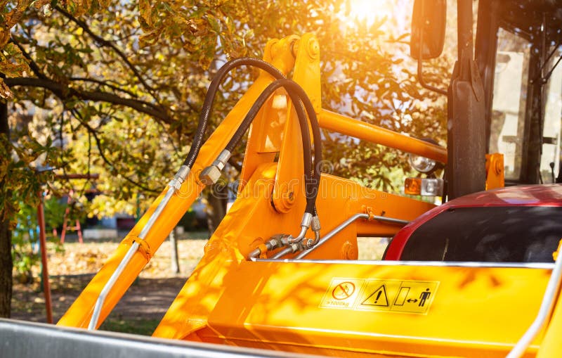 Details van een nieuwe hydraulische lader tegen de lucht en de zon, close-up, industrie royalty-vrije stock foto's Details van een nieuwe hydraulische lader tegen de lucht en de zon, close-up, industrie royalty-vrije stock foto's