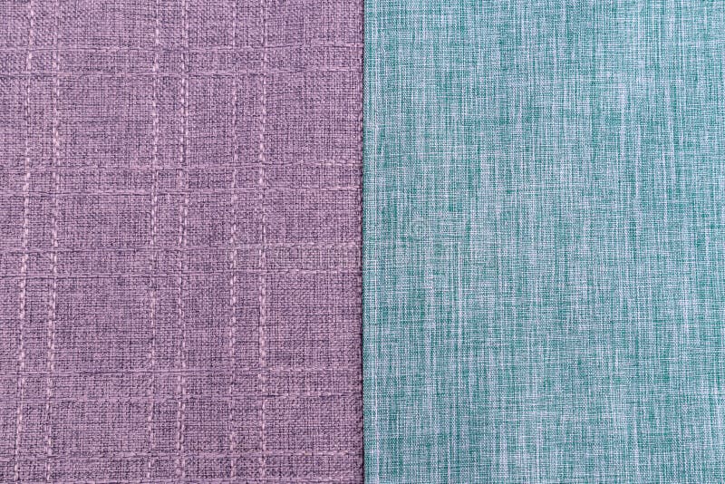 Details van een textuur van een blauwe en paarse gestreepte textielstof met tafelkleden, vervaardigd door een natuurlijk verfproce