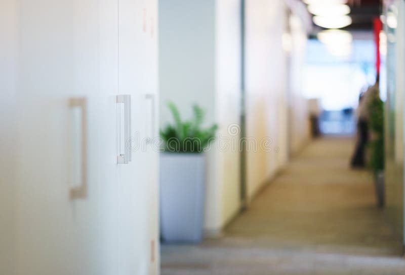 Details van het moderne bureau Binnenlandse en lege het werk openbare ruimte Groene installaties, meubilairdelen voor werknemers stock foto's Details van het moderne bureau Binnenlandse en lege het werk openbare ruimte Groene installaties, meubilairdelen voor werknemers stock foto's