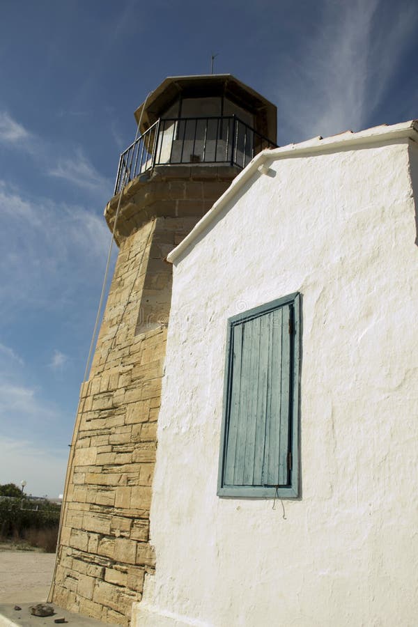 Details van openluchtarchitectuur van een oude vuurtoren van Cyprus stock foto