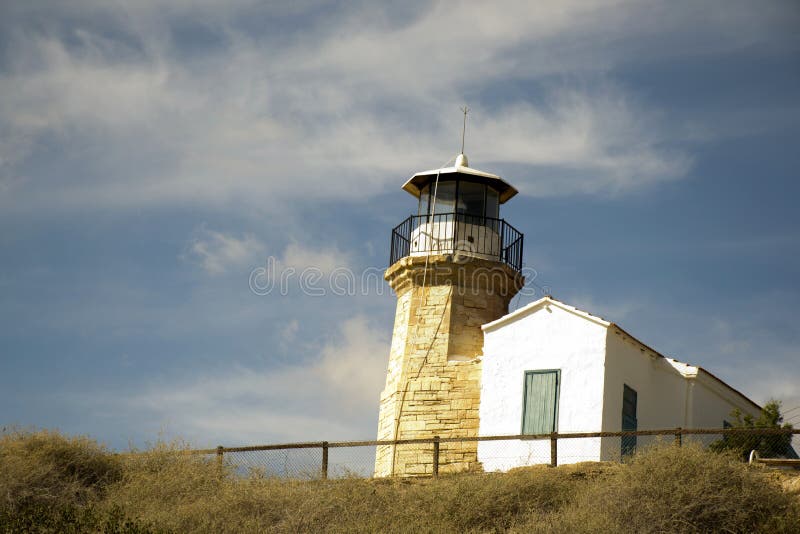 Details van openluchtarchitectuur van een oude vuurtoren van Cyprus stock foto