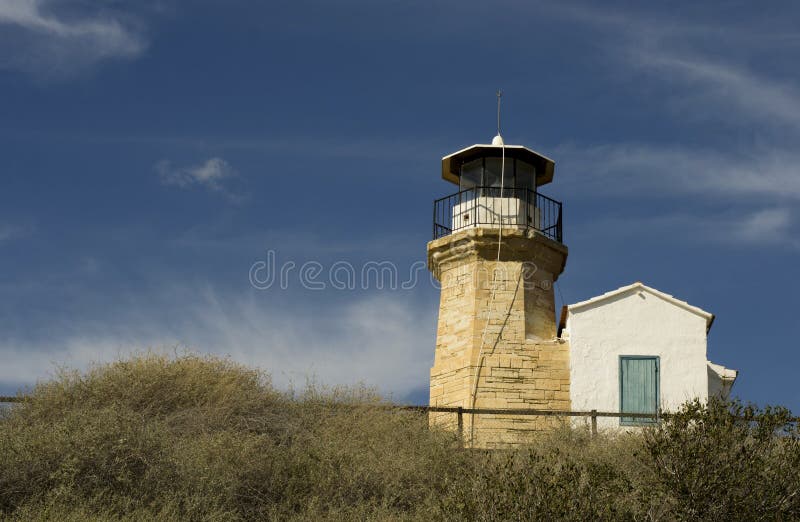 Details van openluchtarchitectuur van een oude vuurtoren van Cyprus stock afbeeldingen