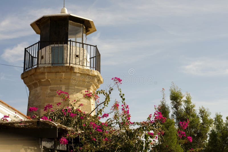 Details van openluchtarchitectuur van een oude vuurtoren van Cyprus stock foto's