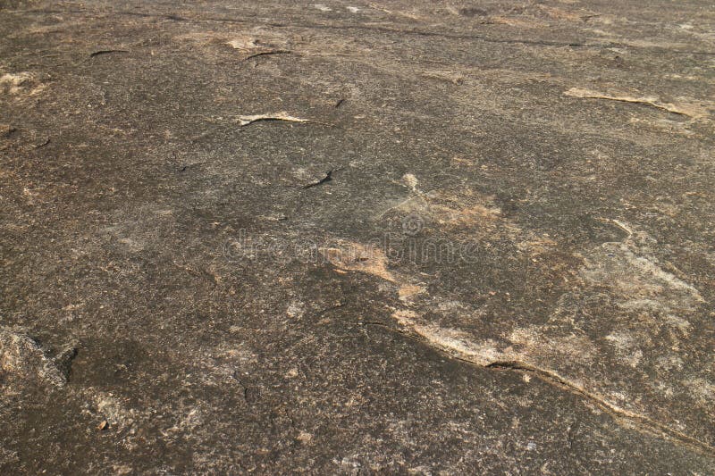 Details zur Sandsteinstruktur für Hintergrund oder Hintergrund. Echter Steinboden mit natürlichen Sandmustern. Steinboden mit Kratzern und Mustern.