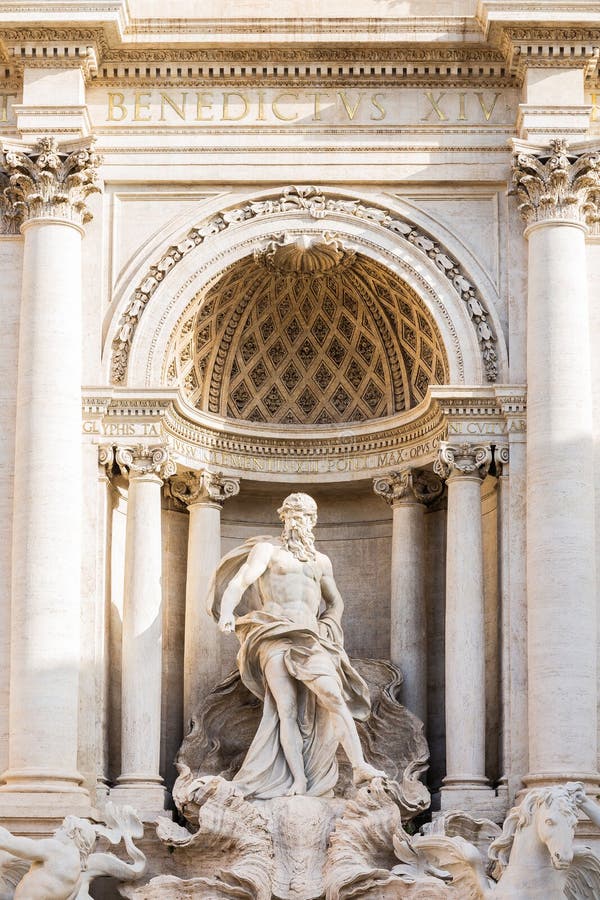 Detailstandbeeld die van Oceanus zich onder een triomfantelijke boog, Trevi Fountain Fontana Di Trevi in Rome, Italië bevinden stock afbeeldingen Detailstandbeeld die van Oceanus zich onder een triomfantelijke boog, Trevi Fountain Fontana Di Trevi in Rome, Italië bevinden stock afbeeldingen