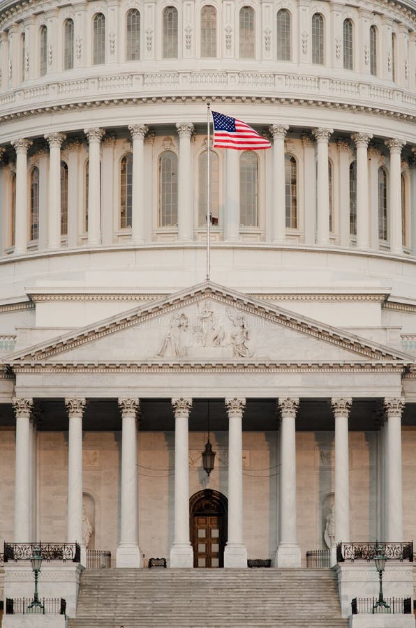 Detalhe da abóbada do Capitólio dos E.U. com a bandeira dos E.U. no flagpole - fotografia de stock Detalhe da abóbada do Capitólio dos E.U. com a bandeira dos E.U. no flagpole - fotografia de stock