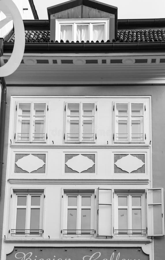 Detalhe da fachada branca de uma casa histórica em Bolzano, Itália foto de stock Detalhe da fachada branca de uma casa histórica em Bolzano, Itália foto de stock