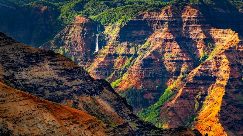 Detalhe da paisagem de penhascos da garganta bonita de Waimea e de cachoeira coloridos, Kauai, Havaí fotos de stock Detalhe da paisagem de penhascos da garganta bonita de Waimea e de cachoeira coloridos, Kauai, Havaí fotos de stock