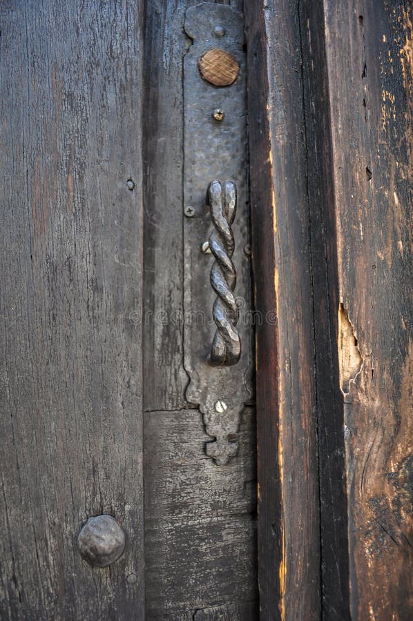Detalhe da porta de madeira na cidade