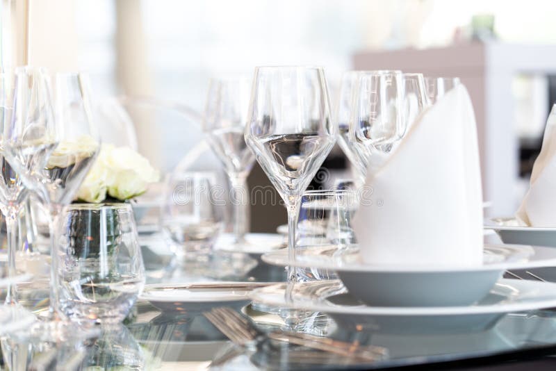 Detalhe de ajuste moderno do banquete na tabela de vidro Fundo obscuro imagens de stock Detalhe de ajuste moderno do banquete na tabela de vidro Fundo obscuro imagens de stock