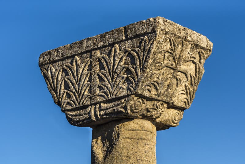 Detalhe de complexo cristão adiantado da catedral nas ruínas de Byllis antigo, Illyria da coluna, Albânia
