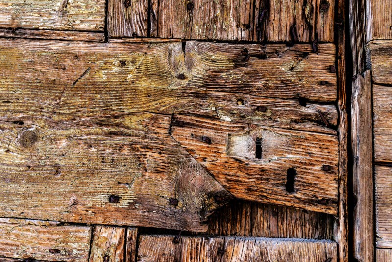 Detalhe de madeira velho da porta com furos chaves imagem de stock Detalhe de madeira velho da porta com furos chaves imagem de stock