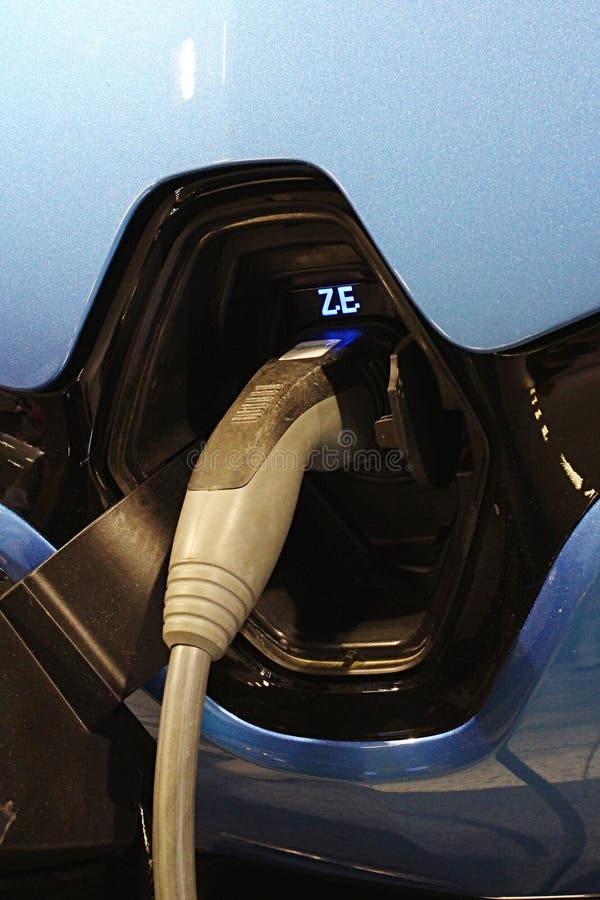 Detalhe de tomada de carregamento do carro bonde Renault Zoe na máscara dianteira, como indicada na expo do carro imagens de stock royalty free Detalhe de tomada de carregamento do carro bonde Renault Zoe na máscara dianteira, como indicada na expo do carro imagens de stock royalty free