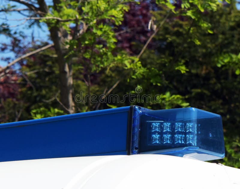 Detalhe de um carro da polícia de berlim com luz de emergência moderna