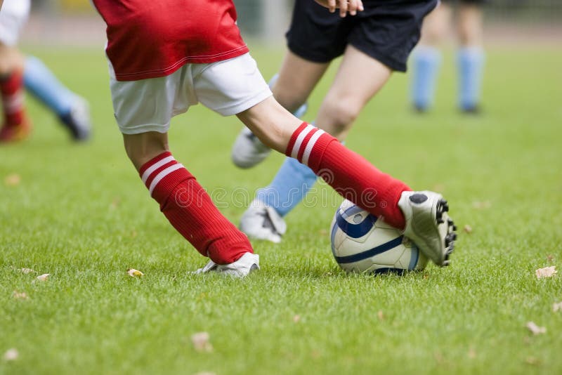 Foto de Retrato De Ação De Baixo Ângulo Do Jogador De Futebol Correndo Para  Chutar A Bola e mais fotos de stock de Futebol - iStock