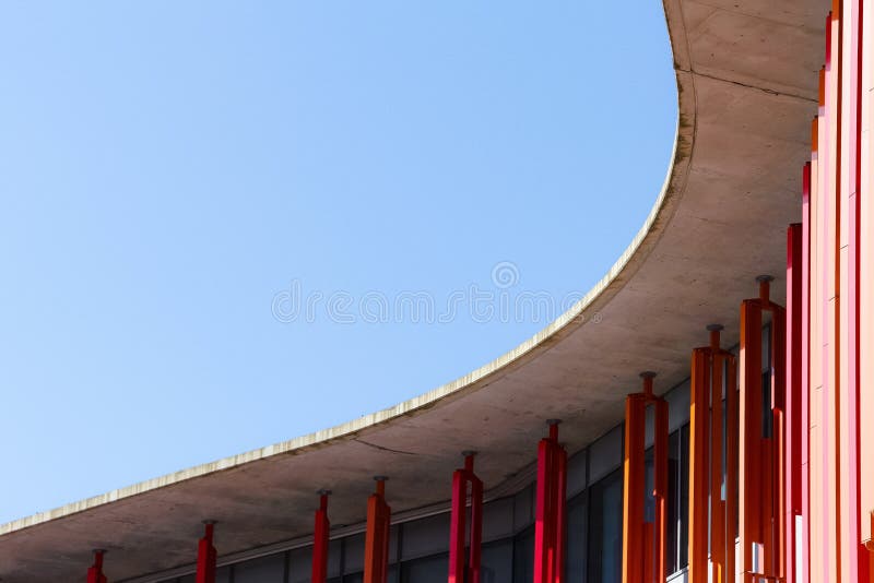 Detalhe de uma construção moderna da arquitetura com o céu do bleu nos vagabundos imagens de stock Detalhe de uma construção moderna da arquitetura com o céu do bleu nos vagabundos imagens de stock
