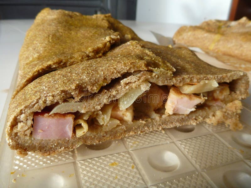 Detalhe do corte da torta do bacon e da cebola imagens de stock Detalhe do corte da torta do bacon e da cebola imagens de stock