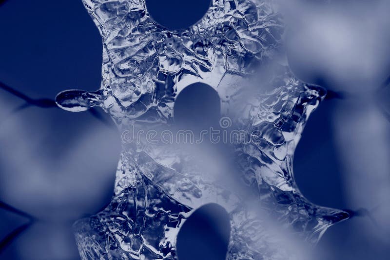 Detalhe do gelo em um fundo azul borrado fotografia de stock Detalhe do gelo em um fundo azul borrado fotografia de stock