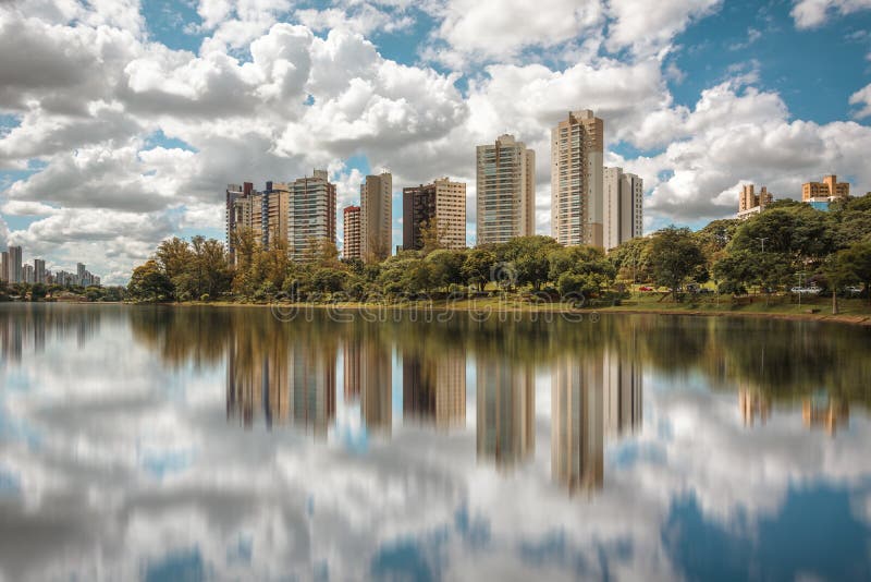 Lago Igapo No Natal Londrina Pr Brasil Imagem de Stock - Imagem de foto, cidade: 171696095 Lago Igapo No Natal Londrina Pr Brasil Imagem de Stock - Imagem de foto, cidade: 171696095