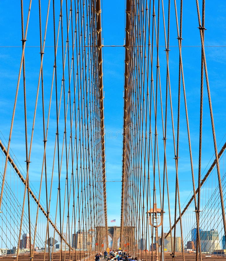 Detalhe estrutural da ponte de Brooklyn que olha acima na rede dos cabos, Manhattan New York, EUA foto de stock Detalhe estrutural da ponte de Brooklyn que olha acima na rede dos cabos, Manhattan New York, EUA foto de stock