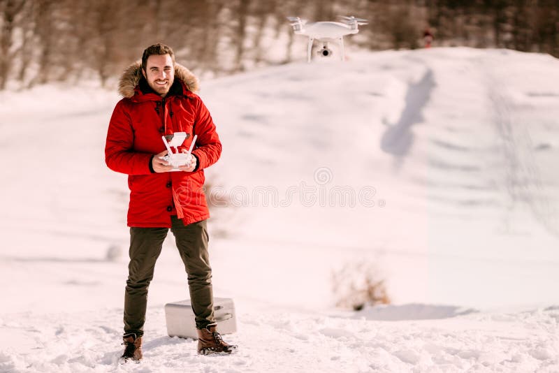 Detalhes da metragem da fotografia aérea e do zangão com o zangão de funcionamento do homem, zangão do voo fotografia de stock Detalhes da metragem da fotografia aérea e do zangão com o zangão de funcionamento do homem, zangão do voo fotografia de stock