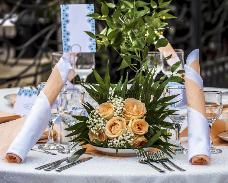 Apresente o grupo com decorações florais fotografia de stock Apresente o grupo com decorações florais fotografia de stock