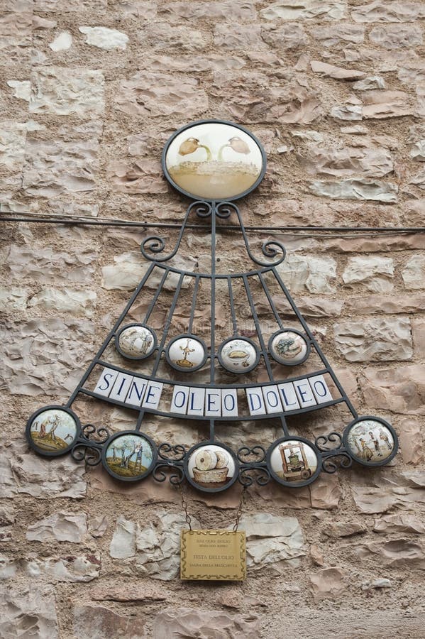 Detalhes do centro histórico medieval italiano tradicional da cidade pequena bonita de Spello imagens de stock