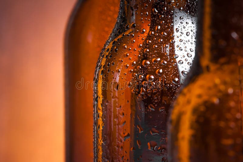 Detalii despre sticla de bere proaspătă cu picături stock images