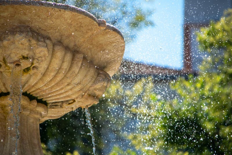 Detaliu despre fântâna din parcul orașului. Adâncime mică a câmpului. Closeup de o frumoasă fântână de piatră cu apă curgând royalty free stock images