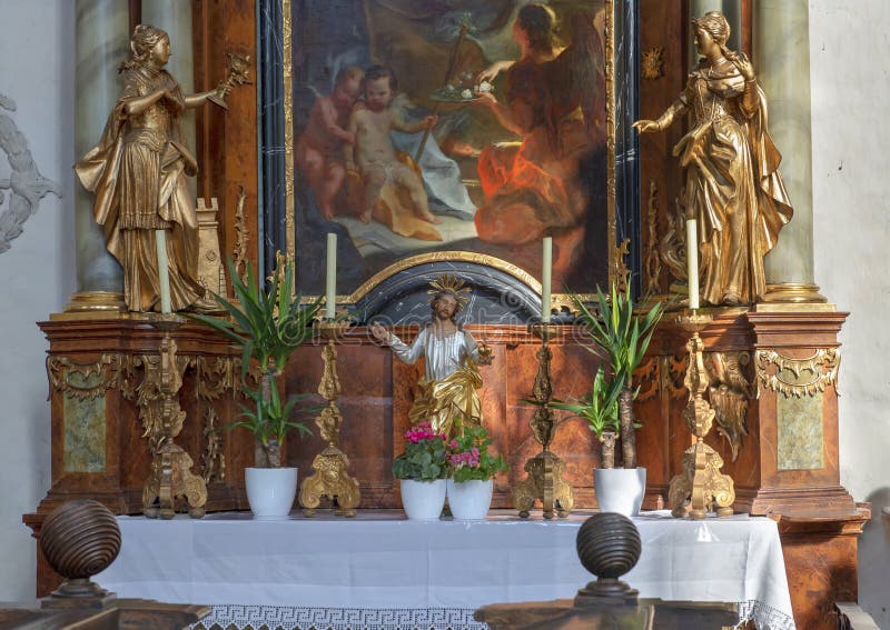Detalj av altaret på den nordliga skeppväggen med målning Saint Joseph, inre Piarist kyrka, Krems på Donauen, Österrike royaltyfri bild Detalj av altaret på den nordliga skeppväggen med målning Saint Joseph, inre Piarist kyrka, Krems på Donauen, Österrike royaltyfri bild