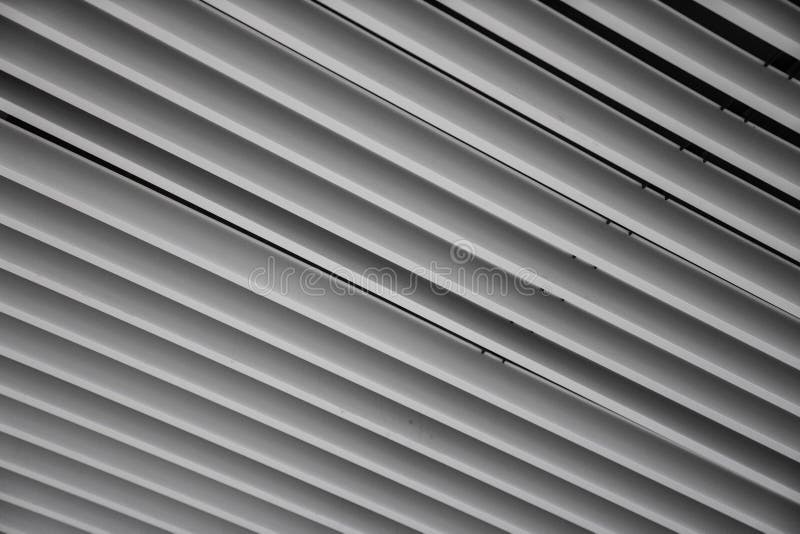 Detalj av den vita alumiuniumremsan att installera på taket i flygplats/arkitekturdetalj/inre deisgn/abstrakt modell/beträffande arkivbilder