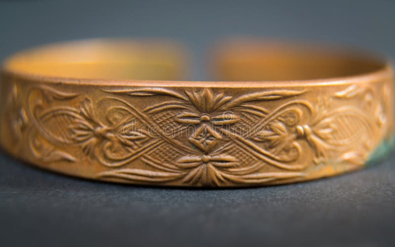 Detalj av det gamla tappninghandarmbandet på mörk bakgrund Handjew arkivbilder Detalj av det gamla tappninghandarmbandet på mörk bakgrund Handjew arkivbilder
