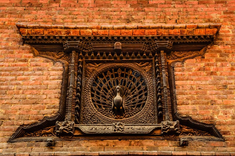 Detalj av det sned påfågelfönstret i Bhaktapur, Nepal royaltyfri foto Detalj av det sned påfågelfönstret i Bhaktapur, Nepal royaltyfri foto