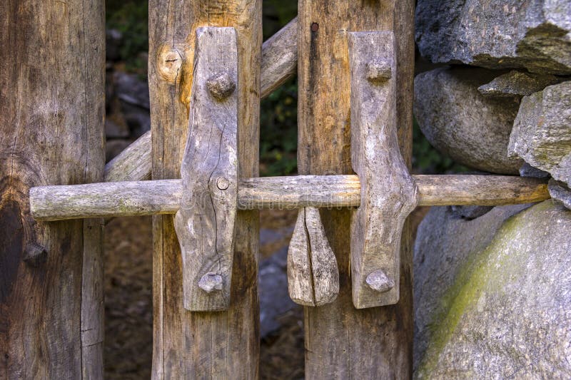 Detalj av en gammal tr?d?rr royaltyfri foto Detalj av en gammal tr?d?rr royaltyfri foto