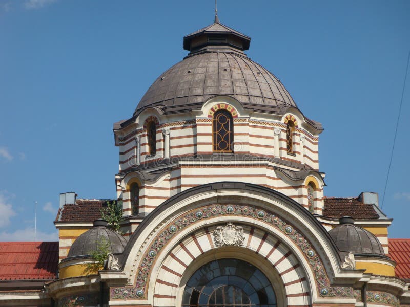 Detalj av en om kupolerna av taket av de mineraliska baden av Sofia i Bulgarien royaltyfri bild Detalj av en om kupolerna av taket av de mineraliska baden av Sofia i Bulgarien royaltyfri bild