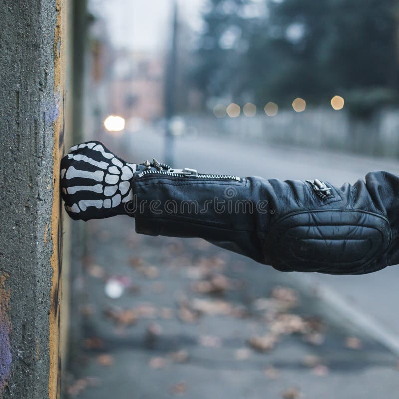 Detalj av en punkrockgrabb som poserar i stadsgatorna arkivfoton Detalj av en punkrockgrabb som poserar i stadsgatorna arkivfoton