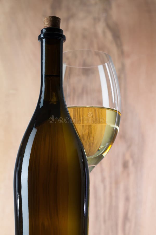 Detalj av exponeringsglas och flaskan av vin royaltyfria bilder Detalj av exponeringsglas och flaskan av vin royaltyfria bilder