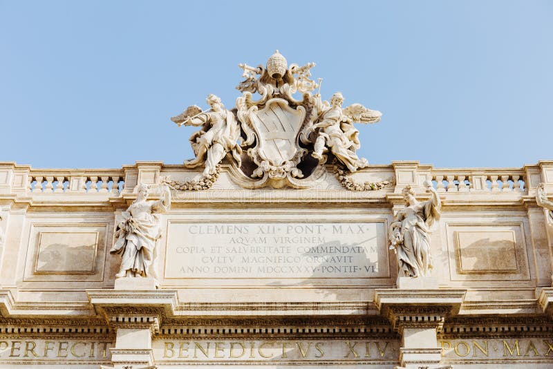 Detalj av skulpturer från överkanten av Trevi-springbrunnen i Rome, Italien royaltyfri foto Detalj av skulpturer från överkanten av Trevi-springbrunnen i Rome, Italien royaltyfri foto