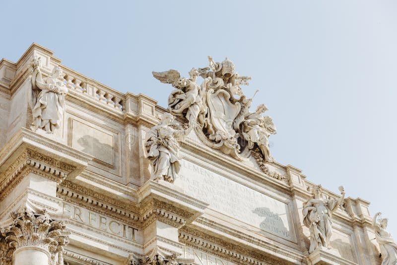 Detalj av skulpturer från överkanten av Trevi-springbrunnen i Rome, Italien arkivbilder Detalj av skulpturer från överkanten av Trevi-springbrunnen i Rome, Italien arkivbilder