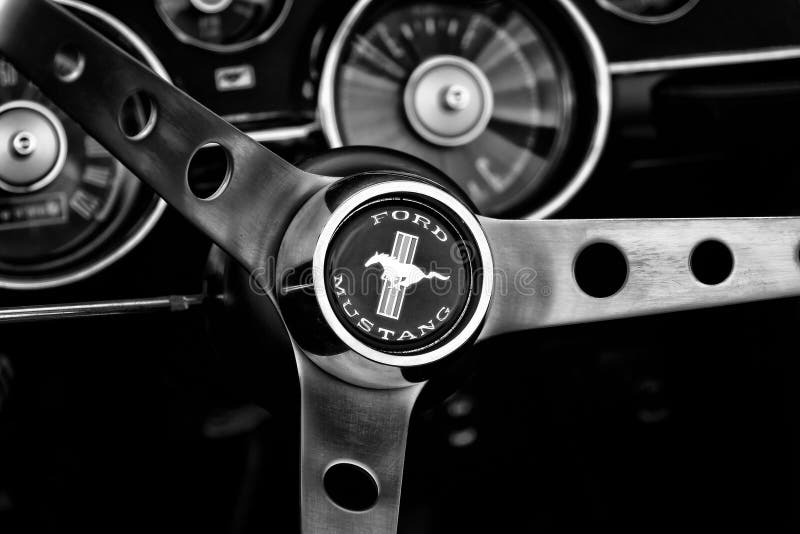 Detalj av styrninghjulet och instrumentbrädan Ford Mustang arkivfoto Detalj av styrninghjulet och instrumentbrädan Ford Mustang arkivfoto