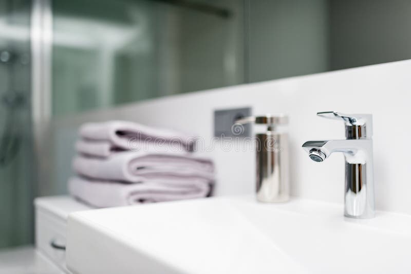 Detalj av vattenkranen i det vita badrummet fotografering för bildbyråer